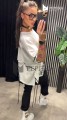stylizacja modowa śmietankowa bluza oversize i czarne spodnie tył