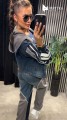 stylizacja modowa komplet jeansowy granatowy składający się z bluzy i spodni oraz granatowa bluzka z zawieszkami tył