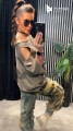 stylizacja modowa  bluza khaki poszarpana z wycięciami i jeansy - ujęcie z tyłu