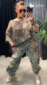 stylizacja modowa  bluza khaki poszarpana z wycięciami i jeansy - ujęcie z przodu