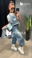 stylizacja modowa bluzka w kształcie ogrodniczki z dżinsu biała bluzka oraz spodnie jeans - ujęcie z tyłu