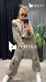 stylizacja modowa beżowy komplet premium w kolorze khaki z przeszyciami i zamkami na ramionach oraz kolanach ujęcie z tyłu