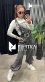 stylizacja modowa ogrodniczki dżinsowe z grafiką i sweter z charakterystycznym gradientem - ujęcie z przodu